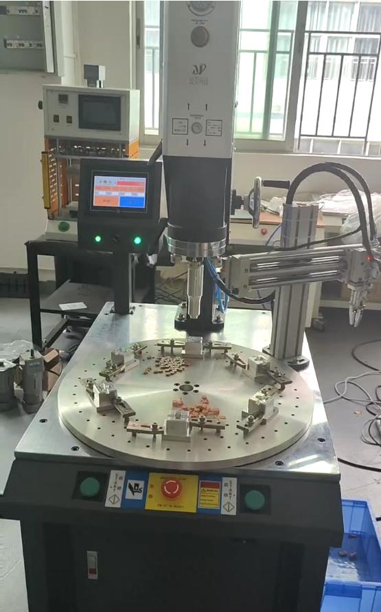 超聲波自動(dòng)轉(zhuǎn)盤(pán)焊接機(jī)適用的結(jié)構(gòu)工件類(lèi)型及其應(yīng)用場(chǎng)景